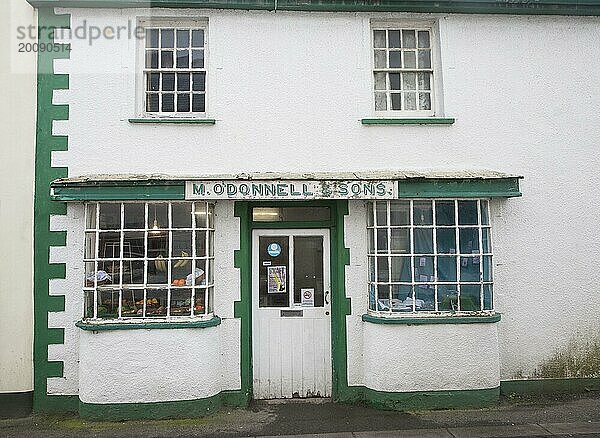 O'Donnell and Sons kleiner Laden im Dorf Hartland  Devon  England  Großbritannien  Europa