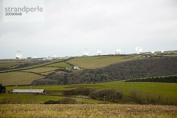 Satellitenempfangsschüsseln der GCHQ Einrichtung in der Nähe von Bude  Cornwall  England  Großbritannien  Europa