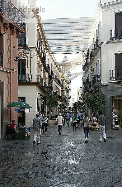 Über Gebäuden ausgebreiteter Stoff als Schattenspender in einer belebten Einkaufsstraße im Zentrum von Sevilla  Spanien  Europa