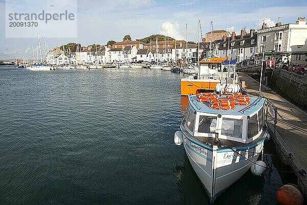 Bunte Fischerboote im Hafen von Weymouth  Dorset  England  UK
