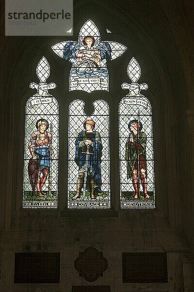 Glasfenster in der Abtei von Malmesbury  Wiltshire  England  Vereinigtes Königreich  Faith  Courage  Devotion von William Morris um 1900