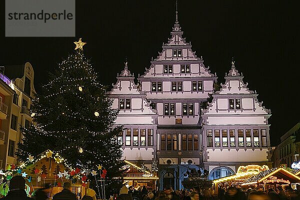 Weihnachtsmarkt vor beleuchtetem Rathaus  Nachtaufnahme  Paderborn  Westfalen  Nordrhein-Westfalen  Deutschland  Europa