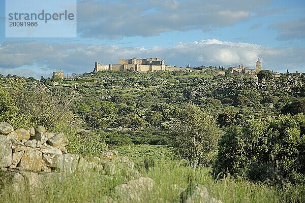 Blick auf Burg und Landschaft mit Stadtbefestigung von Trujillo  Extremadura  Spanien  Europa