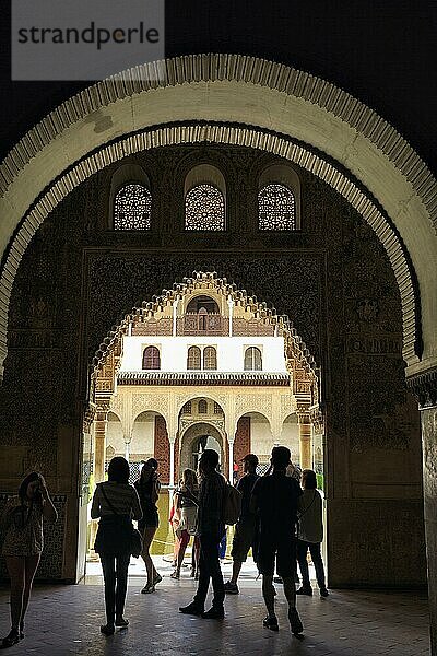 Blick durch ein Tor  arabeske maurische Architektur  Silhouette von Touristen  Nasridenpaläste  Alhambra  Granada  Andalusien  Spanien  Europa