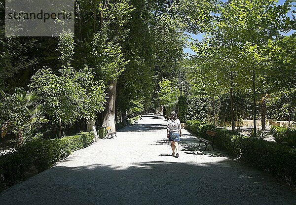 Frau beim Spaziergang in den Gärten des Hotels Balneario de Granada  Alhama de Granada  Spanien  Europa
