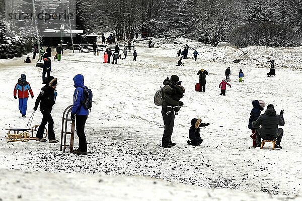 Der erste Schnee ist da. Trotz Corona Pandemie freuen sich Familien mit Kindern über winterliche Verhältnisse auf der Rodelbahn in Torfhaus im Harz  27.12.2020