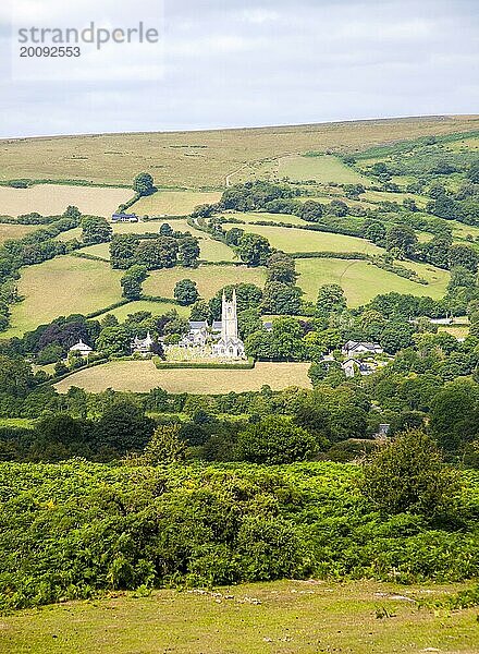 Kirche Saint Pancras und das Dorf Widecombe in the Moor  Dartmoor Nationalpark  Devon  England  Großbritannien  Europa