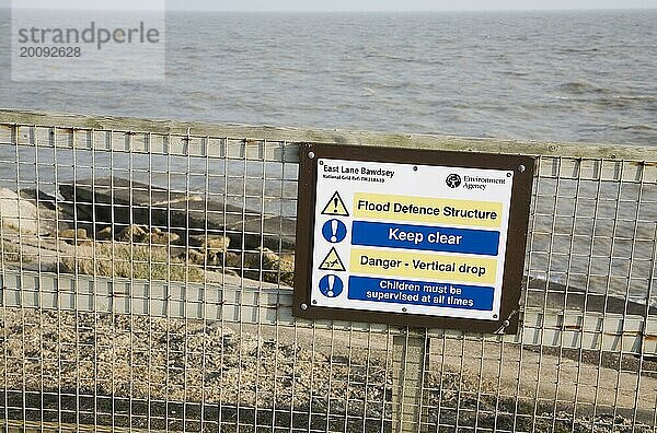 Hinweis auf das Küstenschutzbauwerk in East Lane  Bawdsey  Suffolk  England  Großbritannien  Europa
