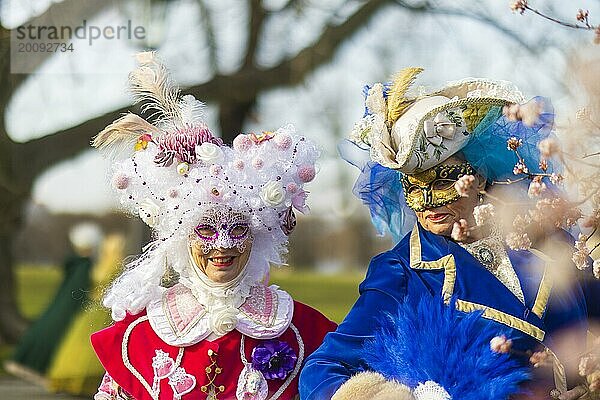 LUST & LEIDENSCHAFT & LEBENSFREUDE  aus Freude an der Maskerade fand der Elbvenezianische Carneval am Wochenende vorm Rosenmontag in Dresden statt. Höhepunkt war das gemeinsame Flanieren durch das historische Zentrum mit Masken in Roben im Stil des Elbvenezianischen Carneval vom Neumarkt ging es durch die Altmarktgalerie  die Schlossstraße  durch den Stallhof  am Fürstenzug entlang  auf die Brühlsche Terrasse und in den Brühlschen Garten.  Dresden  Sachsen  Deutschland  Europa