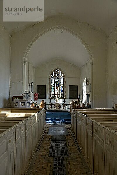 Innenansicht der Dorfkirche Saint Michael  Tunstall  Suffolk  England  UK