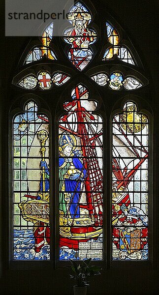 Glasfenster des Heiligen Nikolaus im Schiff von Martin Travers 1927 Cricklade Kirche  Wiltshire  England  UK
