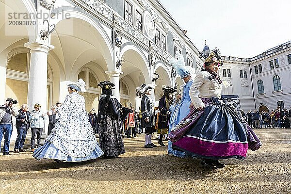 LUST & LEIDENSCHAFT & LEBENSFREUDE  aus Freude an der Maskerade fand der Elbvenezianische Carneval am Wochenende vorm Rosenmontag in Dresden statt. Höhepunkt war das gemeinsame Flanieren durch das historische Zentrum mit Masken in Roben im Stil des Elbvenezianischen Carneval vom Neumarkt ging es durch die Altmarktgalerie  die Schlossstraße  durch den Stallhof  am Fürstenzug entlang  auf die Brühlsche Terrasse und in den Brühlschen Garten.  Dresden  Sachsen  Deutschland  Europa