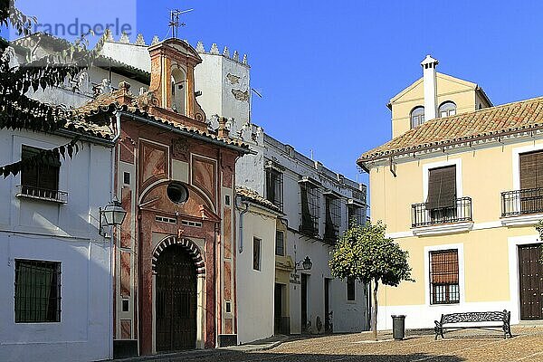 Attraktives historisches Portal und Gebäude in der Altstadt  Córdoba  Spanien  Europa