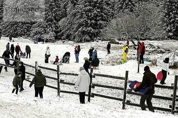 Der erste Schnee ist da. Trotz Corona Pandemie freuen sich Familien mit Kindern über winterliche Verhältnisse auf der Rodelbahn in Torfhaus im Harz  27.12.2020