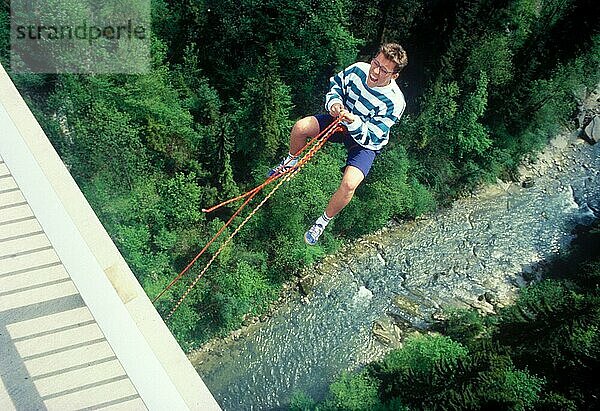 Mann springt von Brücke Echelsbacher Brucke  Fluss Ammer  Murnau  Oberbayern  Deutschland  vintage  retro  Europa