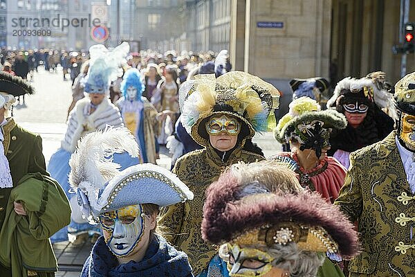 LUST & LEIDENSCHAFT & LEBENSFREUDE  aus Freude an der Maskerade fand der Elbvenezianische Carneval am Wochenende vorm Rosenmontag in Dresden statt. Höhepunkt war das gemeinsame Flanieren durch das historische Zentrum mit Masken in Roben im Stil des Elbvenezianischen Carneval vom Neumarkt ging es durch die Altmarktgalerie  die Schlossstraße  durch den Stallhof  am Fürstenzug entlang  auf die Brühlsche Terrasse und in den Brühlschen Garten.  Dresden  Sachsen  Deutschland  Europa