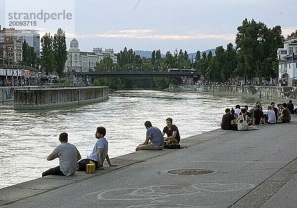 Menschen entspannen bei sommerlichen Temperaturen am Ufer des Donau Kanals in Wien  19.07.2019