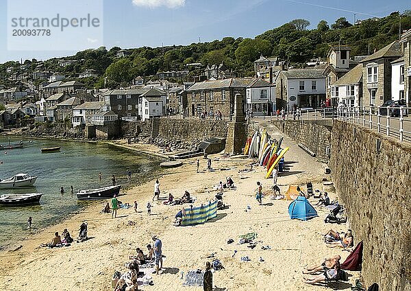 Menschen am überfüllten Strand im Dorf Mousehole  Cornwall  England  UK