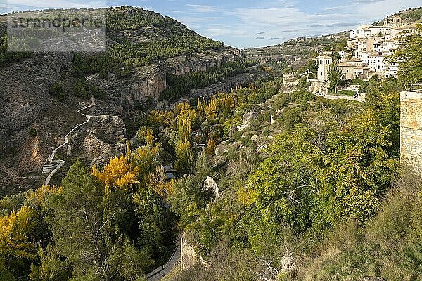 Landschaftliche Szenerie der Schlucht des Rio Júcar mit historischen Gebäuden  Cuenca  Kastilien La Mancha  Spanien  Europa