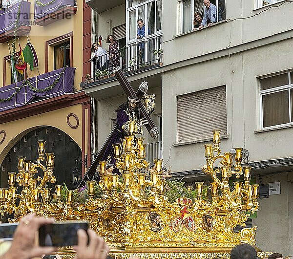 Religiöse Prozession La Magna: camino de la gloria durch die Straßen der Stadt zum Gedenken an das hundertjährige Bestehen der Bruderschaftsgruppen. Malaga  Spanien. 30 Okt  2021 Cofradía de Nuestro Padre Jesús El Rico y María Santísima del Amor