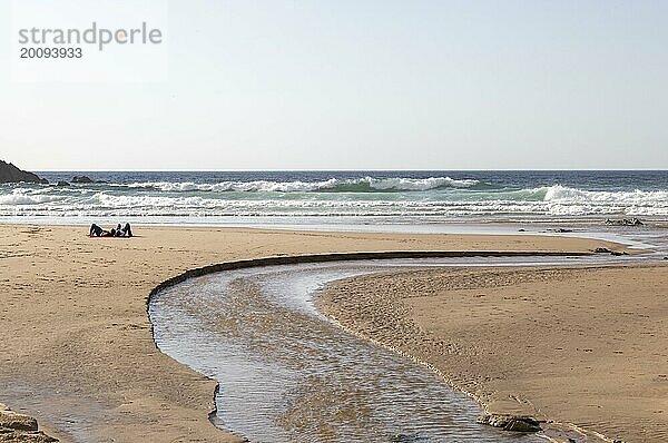 Zwei Personen liegen am Meer am Sandstrand Praia Carvalhal  Brejão  Alentejo Littoral  Portugal  Südeuropa  Europa