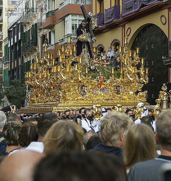 Religiöse Prozession La Magna: camino de la gloria durch die Straßen der Stadt zum Gedenken an das hundertjährige Bestehen der Bruderschaftsgruppen. Malaga  Spanien. 30 Okt  2021 Cofradía de Nuestro Padre Jesús El Rico y María Santísima del Amor