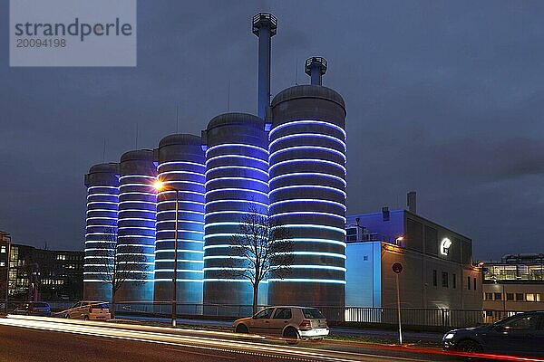 Heizkraftwerk der BTB Blockheizkraftwerks-Träger- und Betreibergesellschaft mbH. Die farbigen Lichtreifen um das Blockheizkraftwerk zeigen mit ihren Farben den aktuellen Grad des erwärmten Wassers im Inneren der Speicher  Berlin  30.11.2020