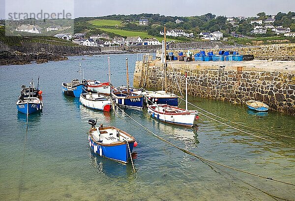Kleine Fischerboote im Hafen des Dorfes Coverack auf der Halbinsel Lizard  Cornwall  England  Großbritannien  Europa