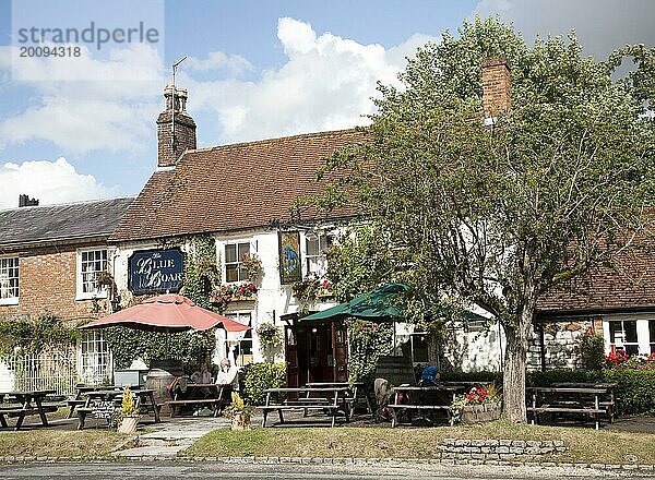 Der historische Blue Boar Pub auf dem Dorfanger in Aldbourne  Wiltshire  England  Großbritannien  Europa