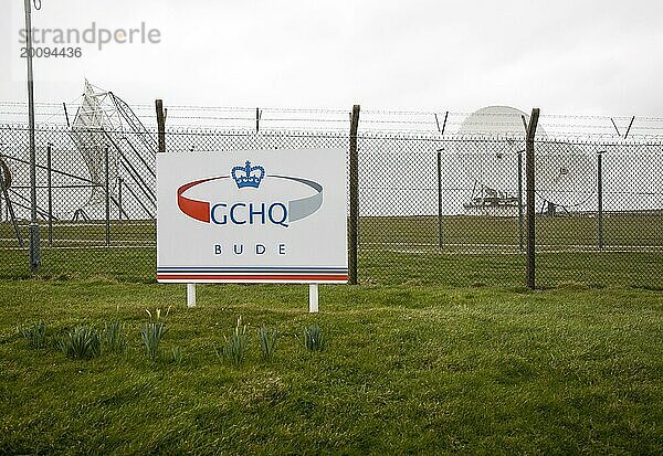 Satellitenempfangsschüsseln und Schild für GCHQ Einrichtung in der Nähe von Bude  Cornwall