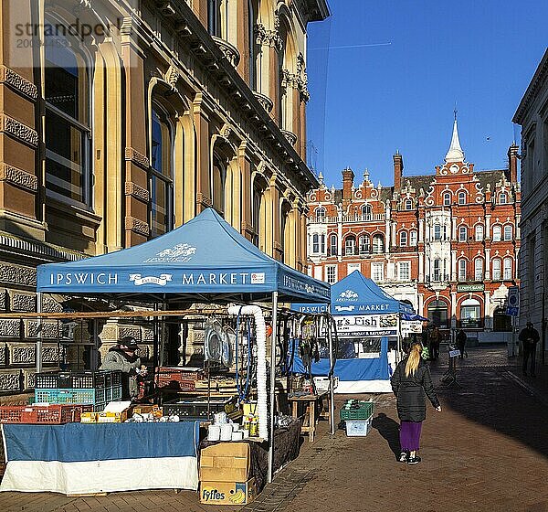 Straßenmarktstände mit Blick auf das Gebäude der Lloyds Bank  Princes Street  Ipswich  Suffolk  England  UK