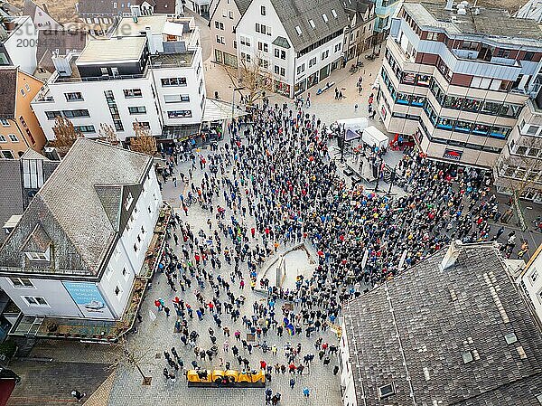 Luftaufnahme einer großen Menschenmenge auf einem Stadtplatz bei einer Demonstration  Demo gegen Rechts  Nagold  Schwarzwald  Deutschland  Europa