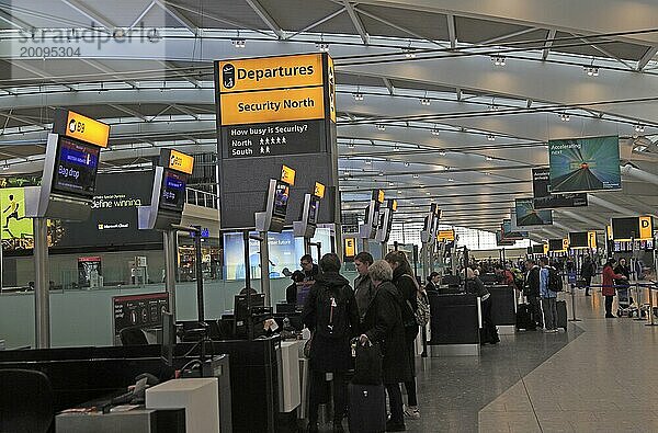 Menschen beim Einchecken am Gepäckabgabeschalter im Abflugbereich von Terminal 5 des Flughafens Heathrow  London  England  UK