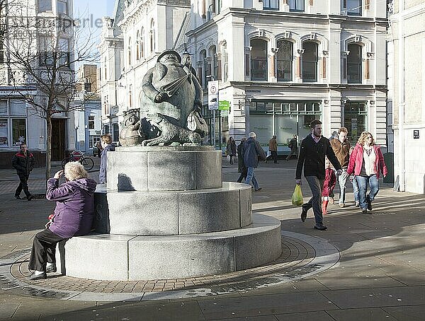 Die Giles Statue erinnert an die beliebte Oma Figur aus den Cartoons von Carl Giles (lebte 1916 1995)  Ipswich  Suffolk  England  Großbritannien  Europa