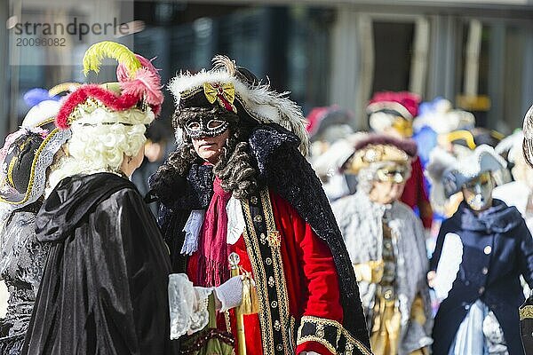 LUST & LEIDENSCHAFT & LEBENSFREUDE  aus Freude an der Maskerade fand der Elbvenezianische Carneval am Wochenende vorm Rosenmontag in Dresden statt. Höhepunkt war das gemeinsame Flanieren durch das historische Zentrum mit Masken in Roben im Stil des Elbvenezianischen Carneval vom Neumarkt ging es durch die Altmarktgalerie  die Schlossstraße  durch den Stallhof  am Fürstenzug entlang  auf die Brühlsche Terrasse und in den Brühlschen Garten.  Dresden  Sachsen  Deutschland  Europa