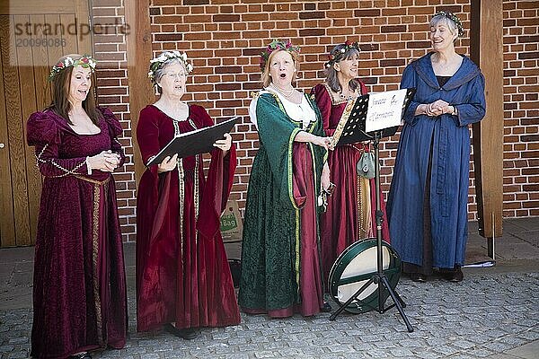 Sweet Harmonie  weibliche Gesangsgruppe in Tudor Kostüm  Auftritt im Layer Marney Tower  Essex  England  Großbritannien  Europa