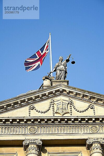 Union Jack Flagge mit Britannia  die die Waage der Gerechtigkeit hält  auf dem Dach des Guildhall Gebäudes  Bath  Somerset  England  Großbritannien  Europa