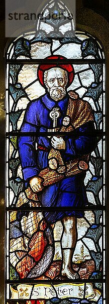 Glasfenster der Kirche St. Peter und Paul  Felixstowe  Suffolk  England  UK  St. Peter mit Schlüssel