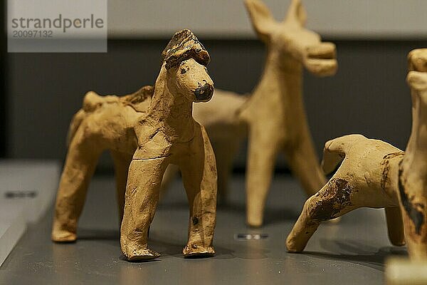 Antikes Kinderspielzeug  Handgefertigte Tonfigur eines Pferdes aus historischer Zeit in Nahaufnahme  Archäologisches Museum  Archea Korinthos  Korinth  Peloponnes  Griechenland  Europa