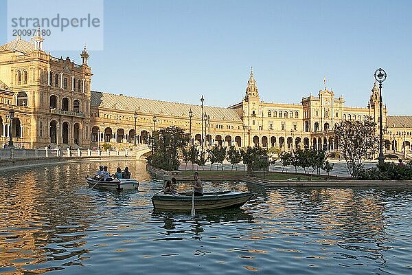 Die Plaza de España in Sevilla  Spanien  wurde für die Ibero Amerikanische Ausstellung von 1929 erbaut. Sie ist ein herausragendes Beispiel für den Renaissance Revival Stil in der spanischen Architektur  Europa