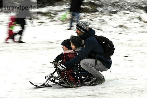 Der erste Schnee ist da. Trotz Corona Pandemie freuen sich Familien mit Kindern über winterliche Verhältnisse auf der Rodelbahn in Torfhaus im Harz  27.12.2020