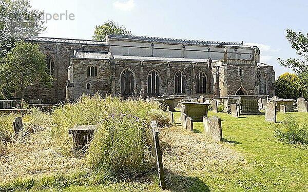 Kirche Saint Mary  Berkeley  Gloucestershire  England  UK Grabsteine und Brustgräber auf dem Friedhof