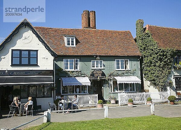 Teestuben und Antiquitätengeschäft in dem attraktiven Touristenort Finchingfield  Essex  England  Großbritannien  Europa