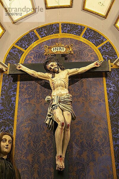 Reich verzierte Jesus Christus am Kreuz Kirche Igreja de Santiago  Tavira  Algarve  Portugal  Südeuropa  Europa