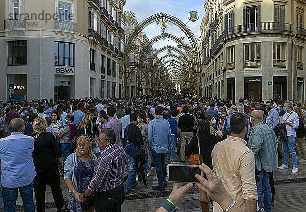 Religiöse Prozession La Magna: camino de la gloria durch die Straßen der Stadt zum Gedenken an das hundertjährige Bestehen der Bruderschaftsgruppen. Malaga  Spanien. 30. Oktober  2021