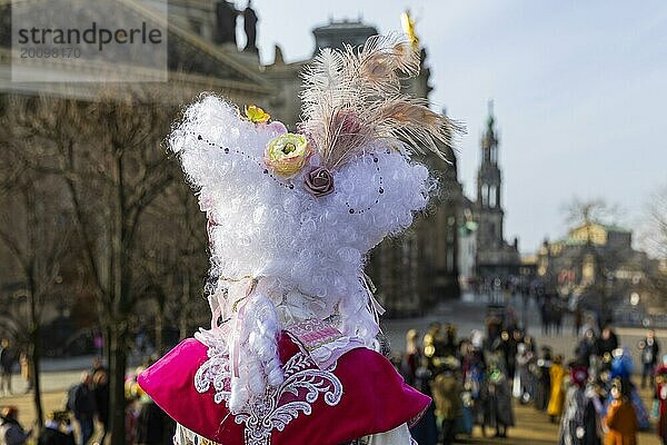 LUST & LEIDENSCHAFT & LEBENSFREUDE  aus Freude an der Maskerade fand der Elbvenezianische Carneval am Wochenende vorm Rosenmontag in Dresden statt. Höhepunkt war das gemeinsame Flanieren durch das historische Zentrum mit Masken in Roben im Stil des Elbvenezianischen Carneval vom Neumarkt ging es durch die Altmarktgalerie  die Schlossstraße  durch den Stallhof  am Fürstenzug entlang  auf die Brühlsche Terrasse und in den Brühlschen Garten.  Dresden  Sachsen  Deutschland  Europa