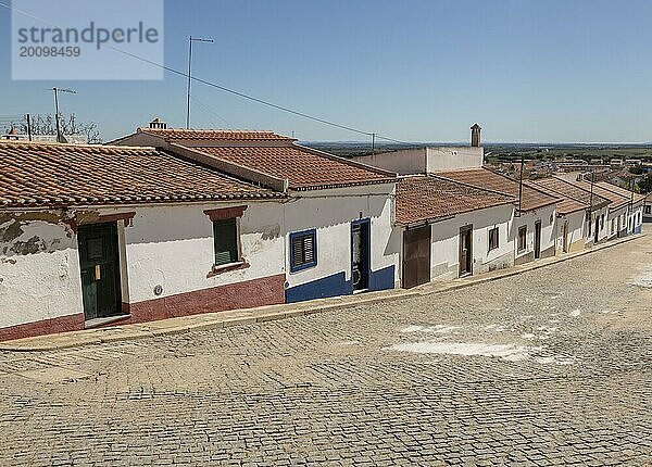 Traditionelle Straße mit kleinen portugiesischen  weiß getünchten Häusern  Mourão  Alentejo Central  Bezirk Evora  Portugal  Südeuropa  Europa