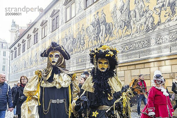 LUST & LEIDENSCHAFT & LEBENSFREUDE  aus Freude an der Maskerade fand der Elbvenezianische Carneval am Wochenende vorm Rosenmontag in Dresden statt. Höhepunkt war das gemeinsame Flanieren durch das historische Zentrum mit Masken in Roben im Stil des Elbvenezianischen Carneval vom Neumarkt ging es durch die Altmarktgalerie  die Schlossstraße  durch den Stallhof  am Fürstenzug entlang  auf die Brühlsche Terrasse und in den Brühlschen Garten.  Dresden  Sachsen  Deutschland  Europa