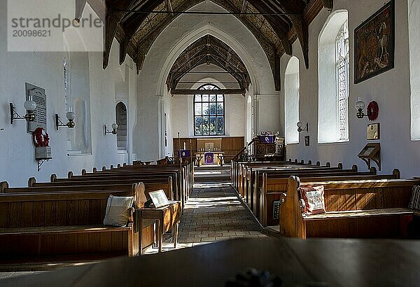 Innenansicht einer Kirche mit Blick auf das Kirchenschiff  den Altar und das Ostfenster  Metfield  Suffolk  England  Großbritannien  Europa
