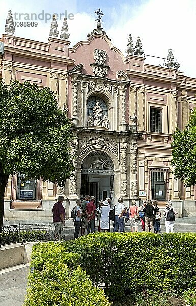 Menschen vor dem Museo de Bellas Artes  Museum der Schönen Künste  Sevilla  Spanien  Europa